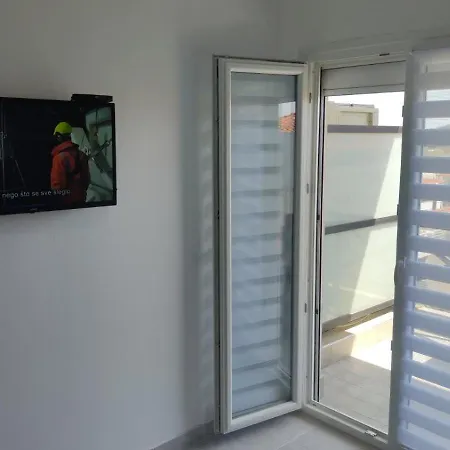 Eleven And A Half Apartment *