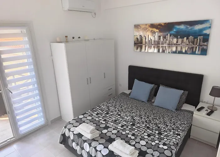 Eleven And A Half Néa Fókaia